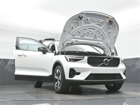 Used 2024 Volvo XC40 B5 Plus image 51
