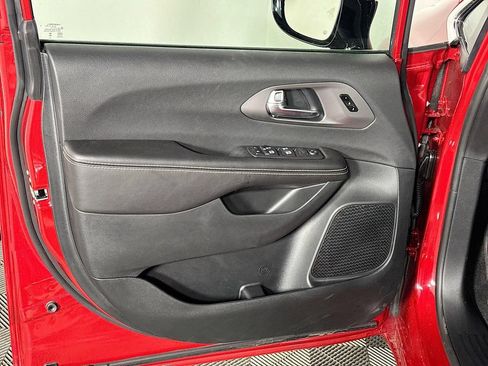 New 2026 Chrysler Pacifica Select AWD/4WD image 10