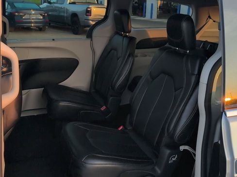 Used 2024 Chrysler Pacifica Touring-L FWD image 13