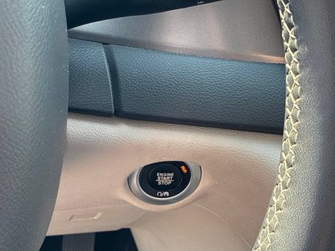 Used 2024 Chrysler Pacifica Touring-L FWD image 30