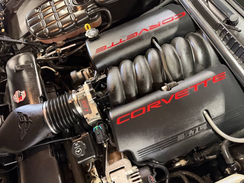 Used 2004 Chevrolet Corvette Coupe w/ Preferred Equipment Group RWD image 44