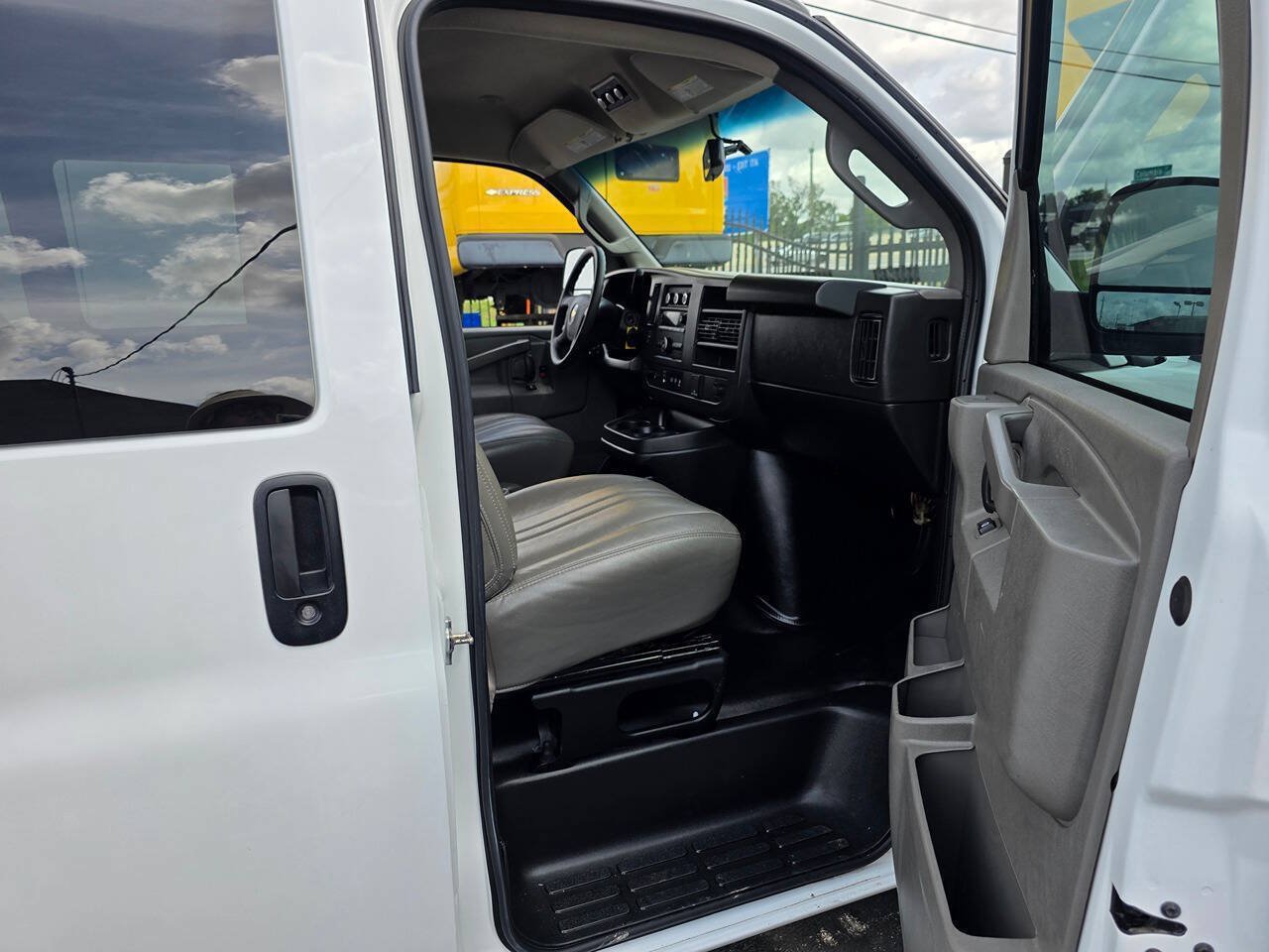 Used 2024 Chevrolet Express 3500 LS RWD image 17