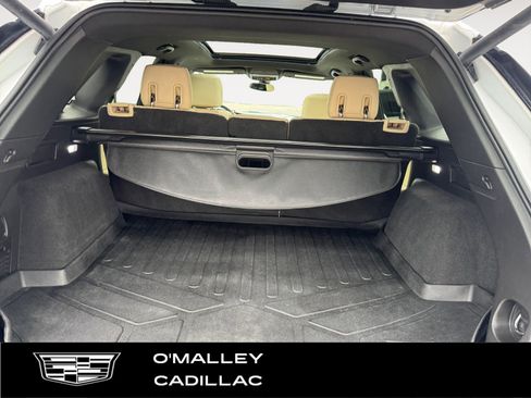 Used 2017 Cadillac XT5 Luxury w/ Driver Awareness Package image 12