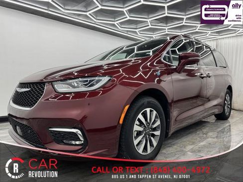 Used 2021 Chrysler Pacifica Touring-L FWD image 3