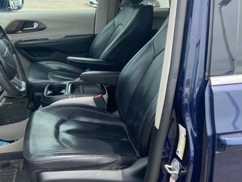 Used 2019 Chrysler Pacifica Touring-L FWD image 3