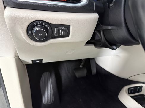 Used 2018 Chrysler Pacifica Limited FWD image 15
