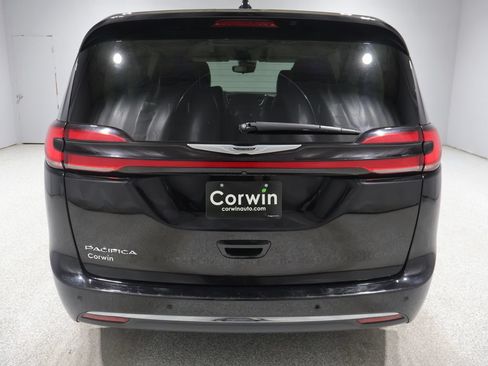 Used 2024 Chrysler Pacifica Touring-L FWD image 3