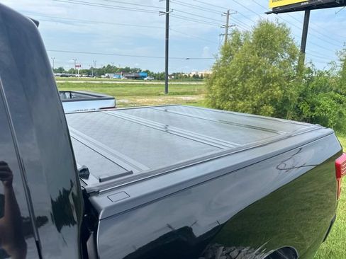 Used 2017 Nissan Titan SL w/ Chrome Package AWD/4WD image 5
