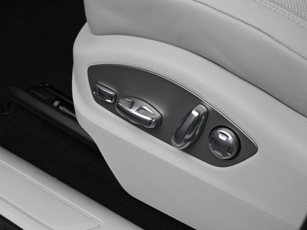 Certified 2026 Porsche Macan AWD/4WD image 19