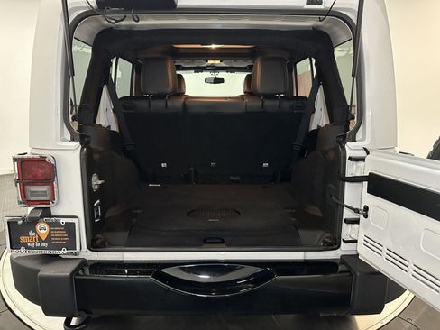 Used 2018 Jeep Wrangler Unlimited Sahara AWD/4WD image 32