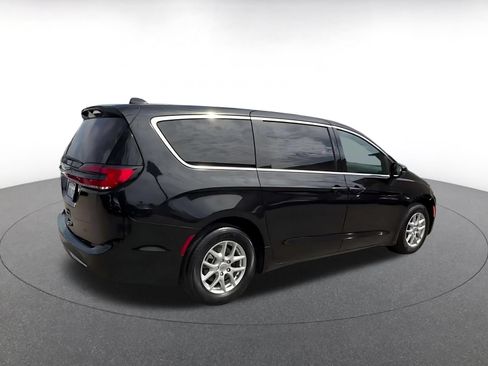 Used 2025 Chrysler Pacifica Select FWD image 12