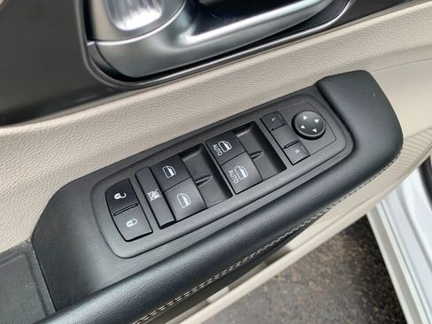 Used 2024 Chrysler Pacifica Touring-L image 10