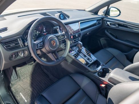 Certified 2026 Porsche Macan AWD/4WD image 4