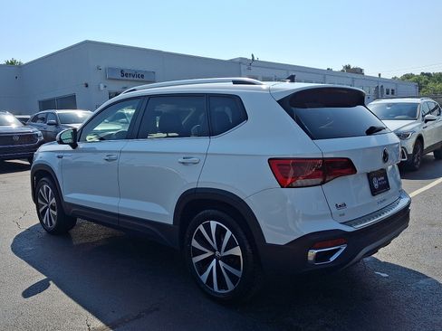 Certified 2023 Volkswagen Taos SE w/ Panoramic Sunroof Package AWD/4WD image 4
