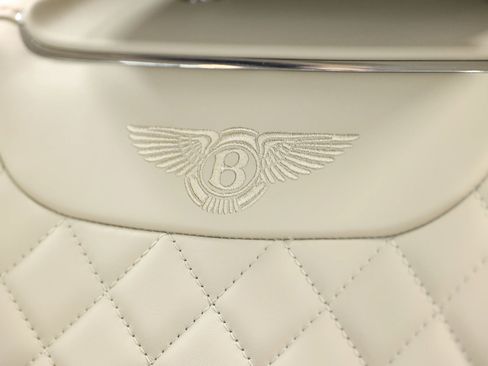 Used 2020 Bentley Bentayga Plug-In Hybrid image 21