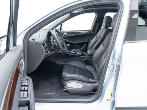 Certified 2025 Porsche Macan AWD/4WD image 17