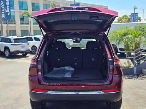Used 2026 Jeep Grand Cherokee Laredo RWD image 9