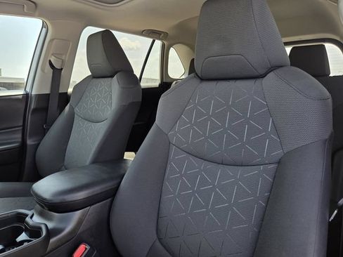 Used 2021 Toyota RAV4 XLE w/ Convenience Package FWD image 27