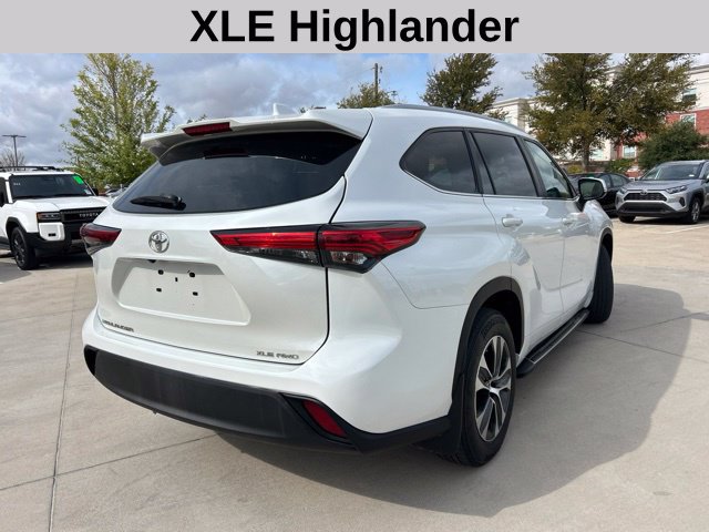 Used 2023 Toyota Highlander XLE AWD/4WD image 3