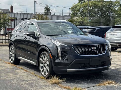 Certified 2023 Cadillac XT4 Premium Luxury w/ Cold Weather Package AWD/4WD image 4