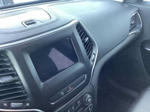 Used 2020 Jeep Cherokee Latitude Plus w/ Cold Weather Group AWD/4WD image 17