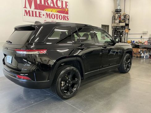 Used 2023 Jeep Grand Cherokee Altitude AWD/4WD image 7