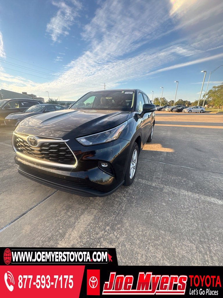 Used 2025 Toyota Highlander LE FWD image 1