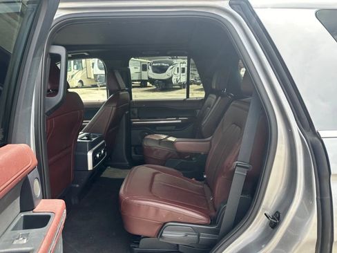 Used 2022 Ford Expedition Limited image 4