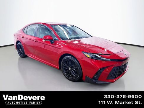 Used 2025 Toyota Camry SE FWD image 1