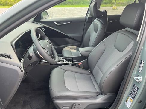 New 2025 Kia Niro EX image 13