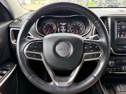 Used 2019 Jeep Cherokee Latitude Plus w/ Comfort/Convenience Group FWD image 31