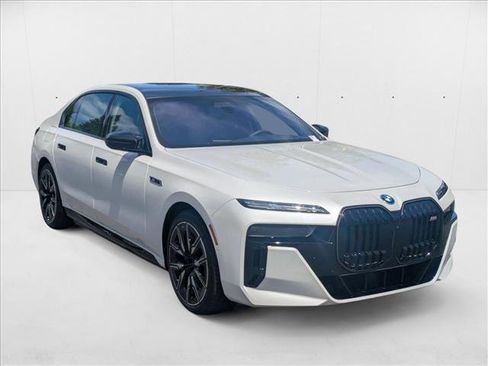 New 2025 BMW i7 M70 w/ Executive Package image 6