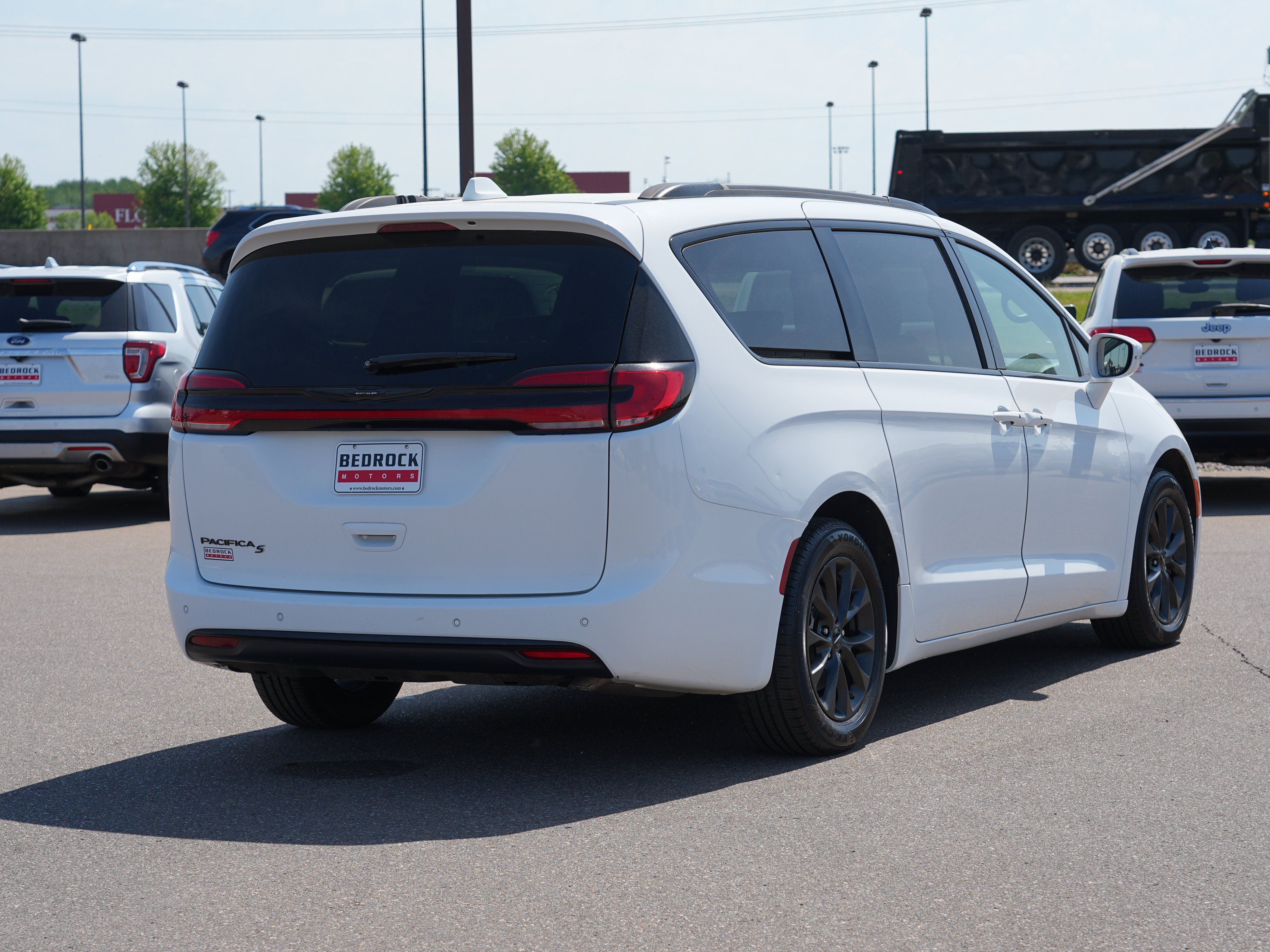 Used 2021 Chrysler Pacifica Touring-L w/ S Appearance Package FWD image 3