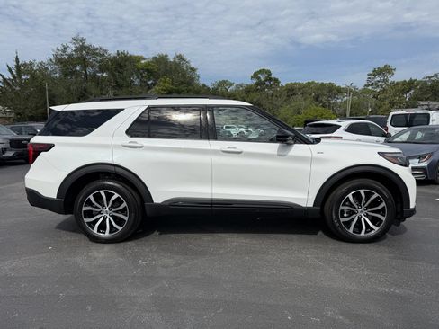 Certified 2025 Ford Explorer ST-Line AWD/4WD image 3