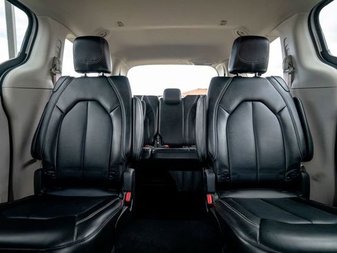 Used 2024 Chrysler Pacifica Touring-L FWD image 33