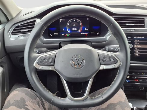 Used 2023 Volkswagen Tiguan SE w/ Panoramic Sunroof Package AWD/4WD image 17
