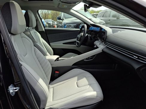 Used 2025 Hyundai Elantra Limited image 11