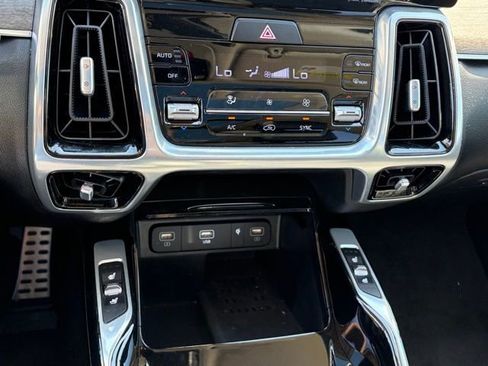 Used 2023 Kia Sorento SX Prestige image 25