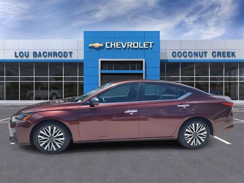 Used 2024 Nissan Altima 2.5 SV image 3