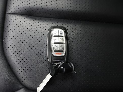 Used 2024 Chrysler Pacifica Touring-L image 61