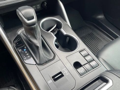 Used 2024 Toyota Highlander LE image 12