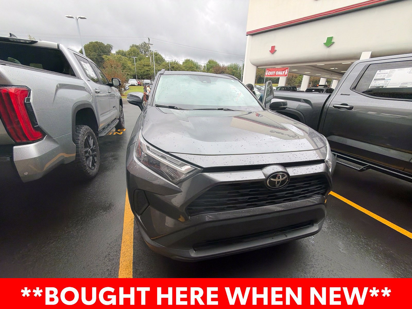 Used 2022 Toyota RAV4 XLE w/ Convenience Package FWD image 3