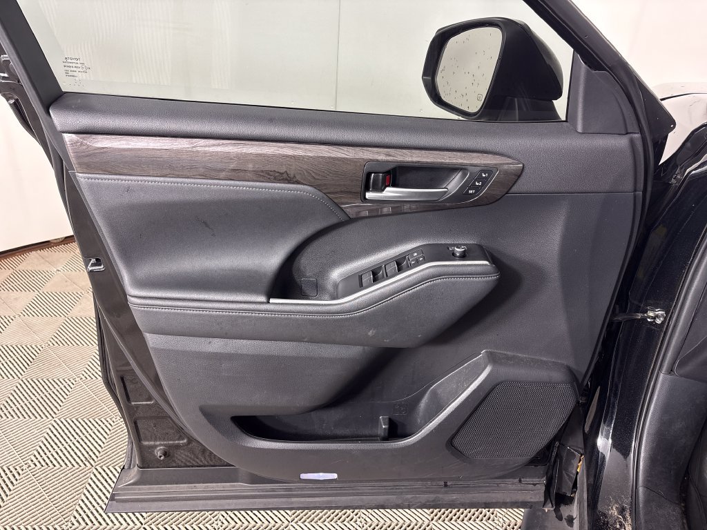 Used 2023 Toyota Highlander Limited AWD/4WD image 25