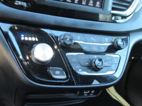 Used 2018 Chrysler Pacifica Touring Plus w/ S Appearance Package image 24