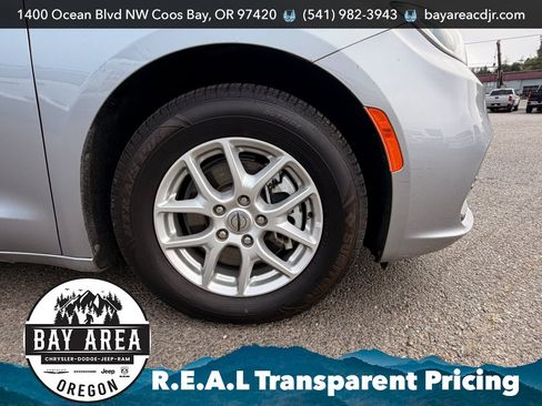 Used 2021 Chrysler Pacifica Touring-L FWD image 31