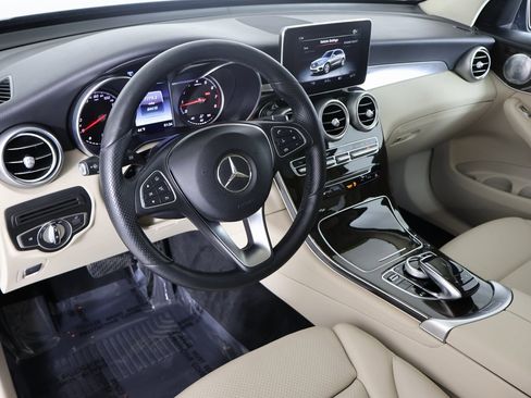 Used 2017 Mercedes-Benz GLC 300 4MATIC image 2