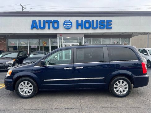 Used 2015 Chrysler Town & Country Touring w/ Driver Convenience Group FWD image 8