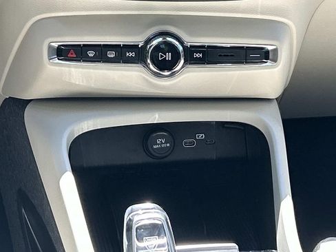 Used 2024 Volvo XC40 B5 Plus AWD/4WD image 28
