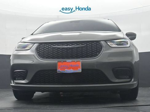 Used 2021 Chrysler Pacifica Touring-L w/ Uconnect Theater Family Group FWD image 28
