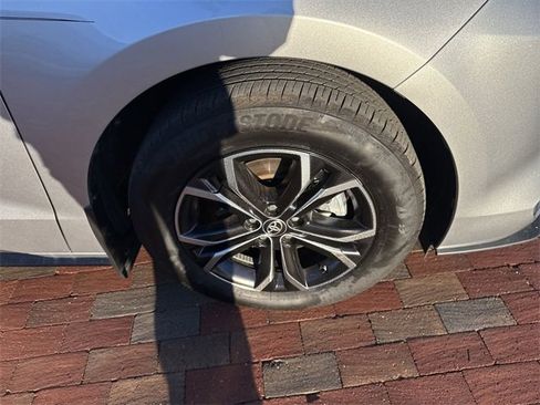 Used 2025 Toyota Sienna Platinum image 17